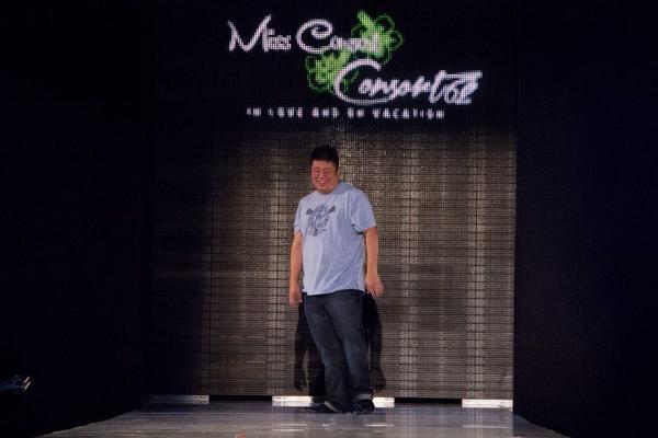 ArtHeartFashion's tweet photo. Creative director #KennethChang all smiles after just showing an amazing collection #MissConsort Luv @consort62 http://t.co/Qjgw4uP1Fn