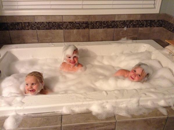 Knudhwk23's tweet photo. Bath time with dad in charge is way more fun! #bubblebabes http://t.co/IgPKInOaHi