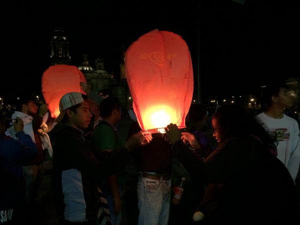 Pajaropolitico's tweet photo. En la explanada del Zócalo comienzan a liberar globos de cantolla. #UnaLuzPorAyotzinapa http://t.co/4tKC4ZNtSR