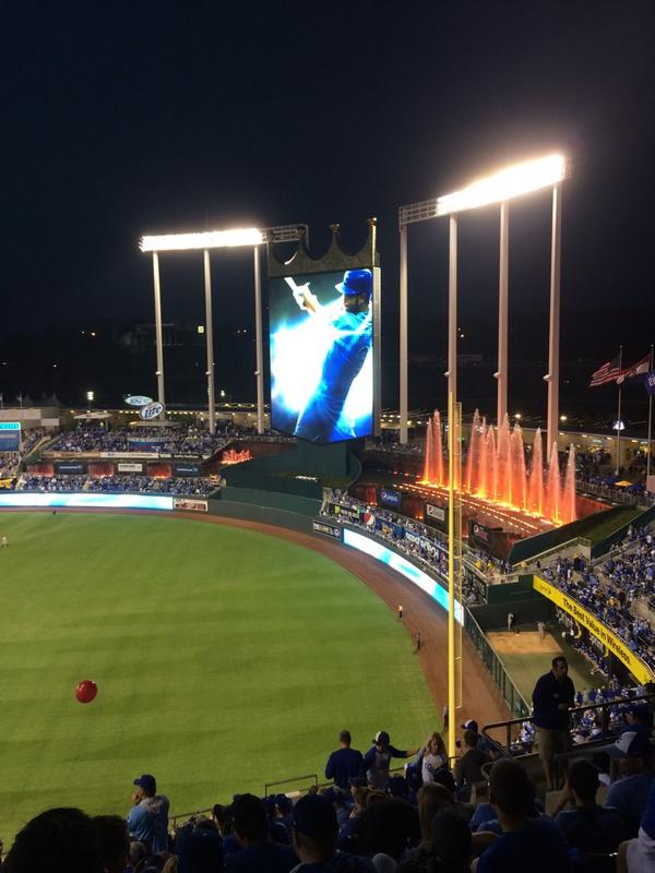 wilbobagginz's tweet photo. Beautiful night for the World Series #Royals http://t.co/jTlS97Pxvp