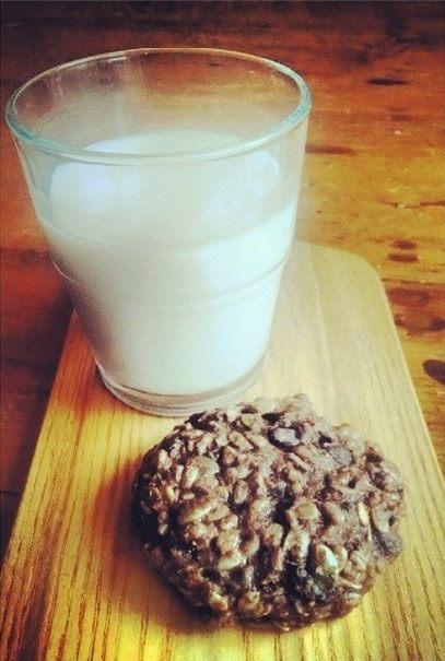 mrsgreensmarket's tweet photo. Pick up these bad boys for breakfast. Our #CosmicCookies are healthy (flax, pumpkin seeds,..) and tasty. #organic http://t.co/5lbIT77N8U
