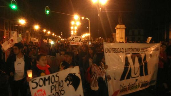 LeniaBatres's tweet photo. Y a las 10:45 pm termina de entrar la #UAM al Zócalo, último contingente.  #AccionGlobalAyotzinapa  #EPNBringThemBack http://t.co/t1dwF5JjHj