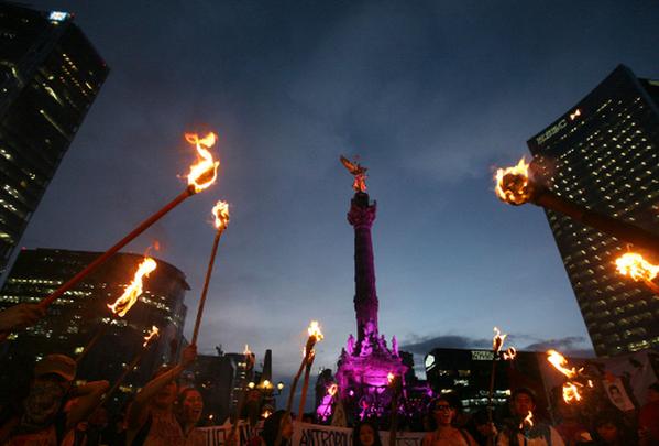 Milenio's tweet photo. 📷 Fotogalería: Marchan en el DF en apoyo a los 43 normalistas de #Ayotzinapa http://t.co/9lTHhB8B1N http://t.co/v2uBCfCPE6