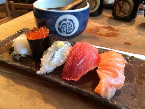 PtkThai's tweet photo. เที่ยงแล้ว!!ซูชิในตำนาน(Endo SuShi) ที่ตลาดปลาโอซาก้าคะ ละลายในปากสมคำล่ำลือ จร้า🍣#sushi #Osaka #Thailand #Thailand http://t.co/X43Xyf5v82