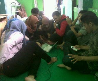 Serunya nonton bareng di sekre