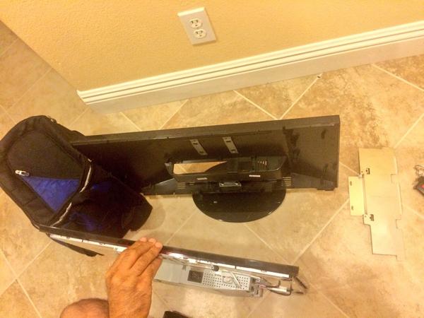 ParmidaRanjbar's tweet image. HAHAHA MY DAD DROPPED OUR COMPUTER AND BROKE IT 😂😂 #newcomputertime