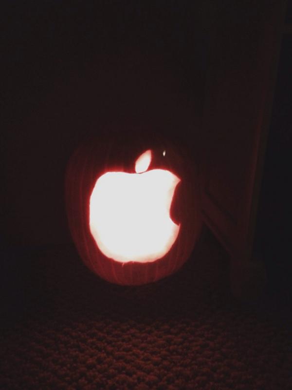ColePendery's tweet photo. Pumpkin carving 👌🎃😝 http://t.co/tghiiCwZYT