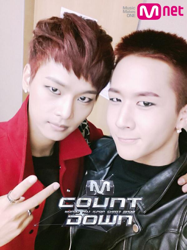 이 포스를 #엠카운트다운 혼자서 감당하기 너무 힘들어요. 여러분이 도와주세요!! 오늘 저녁 6시 생방송 본방사수 하시고 이 기좀 같이 받아주세요~~#VIXX #라비 랑 #엔 눈빛 받아주실거죠?