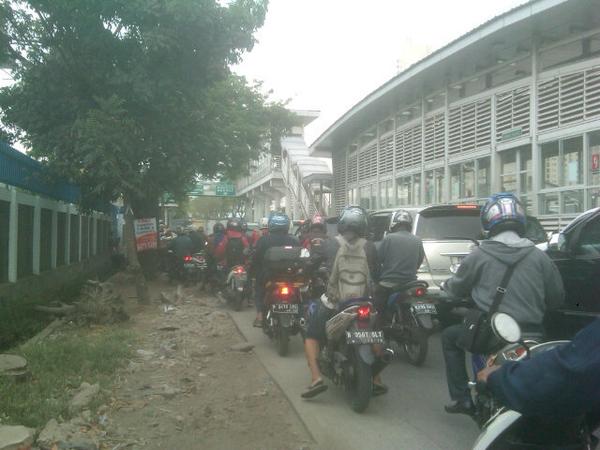 Sultanviant's tweet photo. RT"@TMCPoldaMetro: 13.55 Jl.Danau Sunter Barat ke Jubile Tersenda padat 300 meter jelang TL jubile http://t.co/eLXjDvlcVX (Photo:@adolfrifl