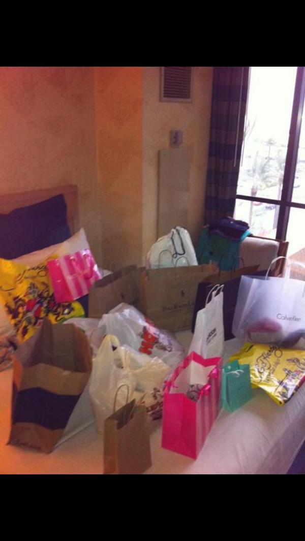KatieEllott's tweet photo. @Sadie_L_H @Anna_B_B Book a flight ill meet you there!!!!! 🍷😘 http://t.co/u8xLxT7hUT