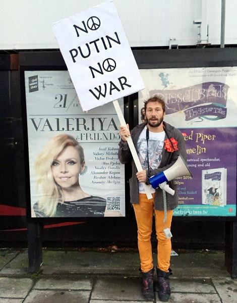 EuromaidanPR's tweet photo. #Chichvarkin at the rally in #London (ex-owner on #Russian retail network #Euroset')
http://t.co/7YYwb3zONl http://t.co/9098y29Xj1 @Pavel_XI
