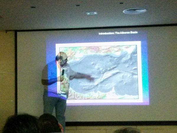 gemar_ieo's tweet photo. El Dr @JuanTVaz diserta sobre #georiesgos en el mar de #Alborán en #IBERFAULT http://t.co/GT3olZJaRL http://t.co/bmunfAyojF