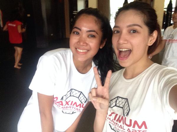 claudiasoraya's tweet photo. Long time no see idiiiw!!! Burn babydolls burn 💦 #muaythai #MaximumMma @maximummmaindo @_widikidiw_ http://t.co/gf3TI5ZeQL