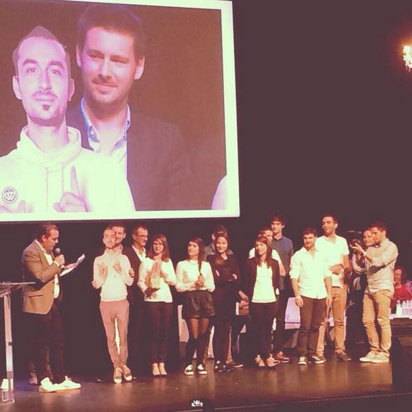 maridolin's tweet photo. Vivien, notre DC, entre les mains de Mathieu Gabard, directeur marketing Twitter. #tropheescom @agenceverywell http://t.co/60zJgUn3MN