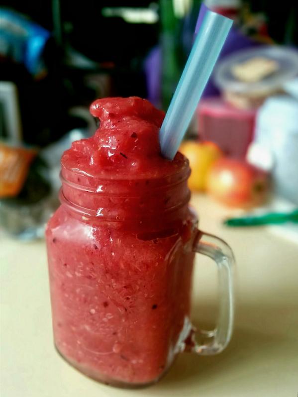 FoodAllerWhat's tweet photo. Lychee &amp; raspberry #frappe #foodallergies 
For the #recipe visit: http://t.co/2xOVlPz2rz http://t.co/GJMQKjUNh9