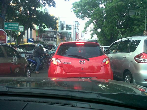 ale_trisma's tweet photo. @PRFMnews simpang Tamansari - Sulanjana (dekat Baltos) macet ih.. Polantas mana ya? Cc. @infobdg http://t.co/lwf7n1sHwj