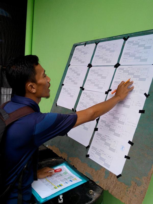 Pelatih SMA BBS lagi sibuk ngamatin jadwal nih. Emangnya ngerti pak? #HandballBogorOpen2014 #HandballKerenTanpaRokok