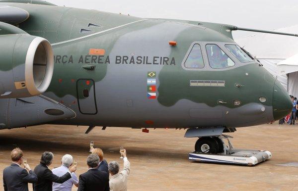 hospodarky's tweet photo. Brazílie představila prototyp vojenského #letounu KC-390. Na výrobě spolupracuje i Aero http://t.co/U3gz2RJ8sC http://t.co/emnlOUqjsO