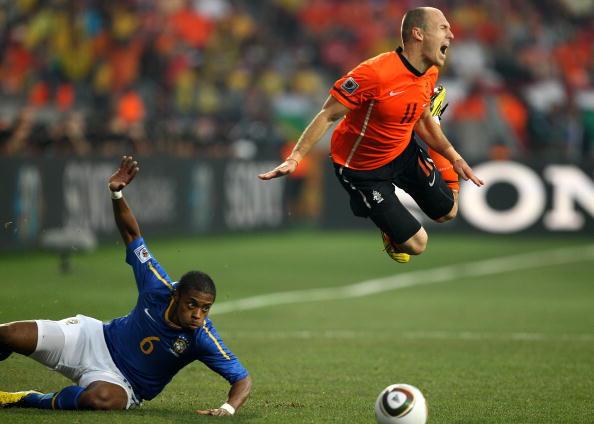 RemarksFootball's tweet photo. 10 breathtaking photos of Arjen Robben in full diving mode.
You will love these!

See here  http://t.co/kXhP65oehT

. http://t.co/ldBf01enpi
