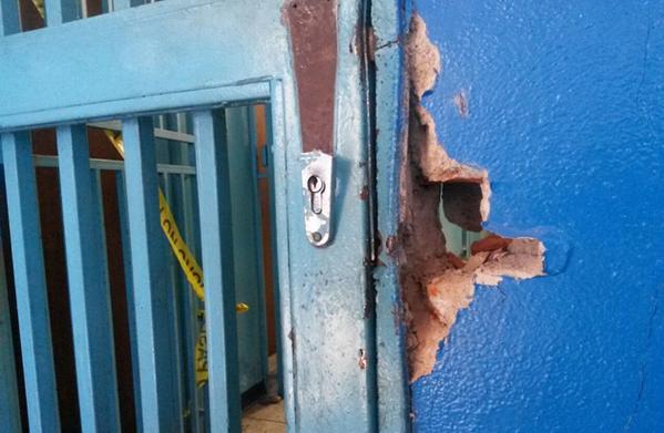 al3lax's tweet photo. "@trafficVALENCIA: robaron Escuela de Ing. Eléctrica de la UC http://t.co/NxMWbZDvhu #universidadEC http://t.co/uItFDw4rrJ"@jsqrt1