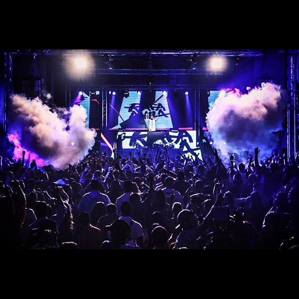 AMEFFECTS's tweet photo. El pana @rafaelavila disfrutado su set con nuestros jets de CO2 #ameffects  #jets #cryojets #sfx  #pyro #pirotecnia http://t.co/Uy1FMIQjkv