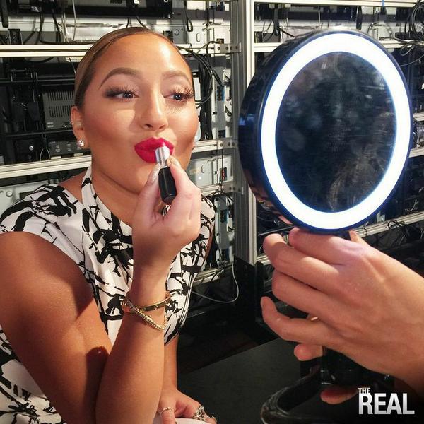 AdrienneBailon's tweet photo. Are you getting ready to tune in to @TheRealDaytime ?! #TheReal #BTS
BESOS 💋 http://t.co/I5O2fe3C7u
