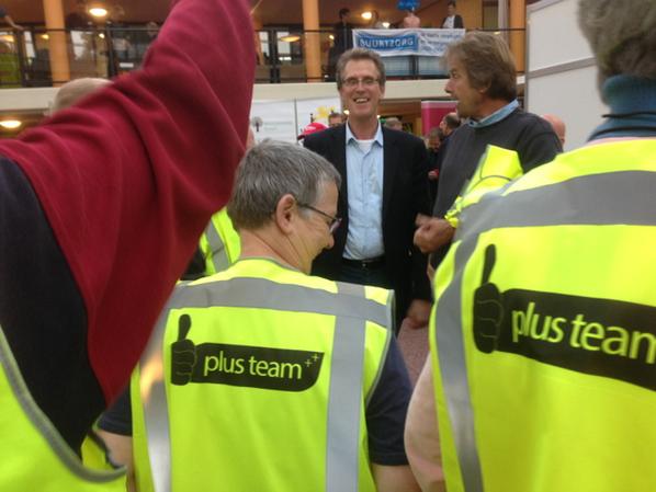 MariekeDrent's tweet photo. Mooie hesjes en logo voor PLUS team Parkwijk @stadskanaal_nl  uitgereikt door @RoelofPlieger. http://t.co/0m4ltdR31w
