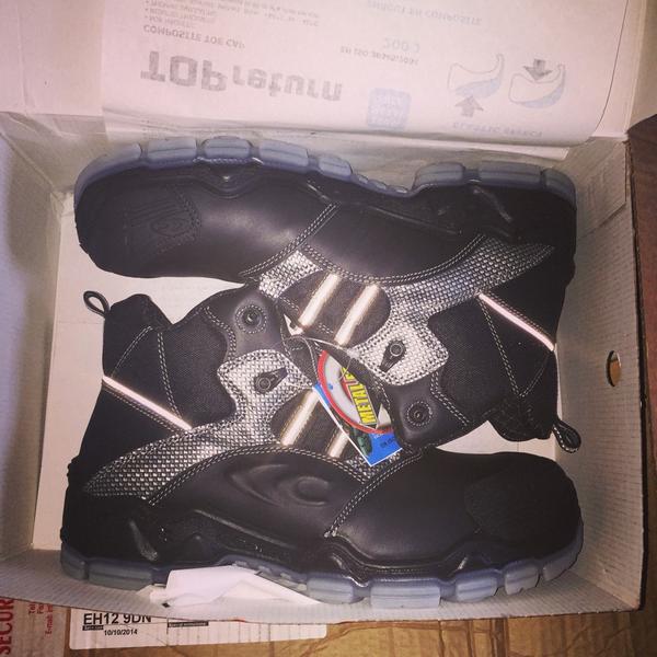 FraserOgilvie10's tweet image. Oooofffffttttt @weeogi they your new dancing shoes for a Saturday night #belters #SteelToeCaps #YouWillSuitThem