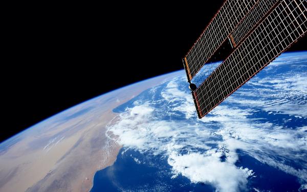 astro_reid's tweet image. Only 18 more days of this. Time to start stealing every glimpse of #Earth I can.