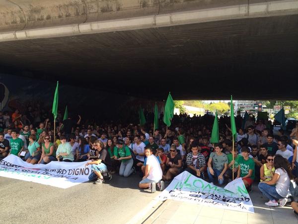 lavozdelsures's tweet photo. Parada junto a la estación al grito de: "Esta crisis no la pagamos" #Jerez / @EstudianteJerez http://t.co/2OZfSy0G0l