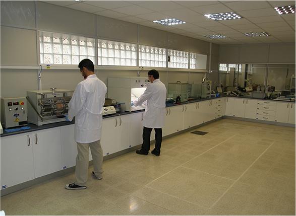 3LInternacional's tweet photo. Te presentamos nuestro laboratorio con algunos de los expertos de @3LInternacional que trabajan en él. #investigacion http://t.co/hRzjEmCPdz