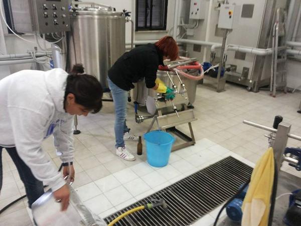 SemiDiLiberta's tweet photo. Ferve l'attività,ci prepariamo all'#imbottigliamento della Saison..
#birra #birraartigianale #carcere #scuola #lavoro http://t.co/RsaxPIttrs