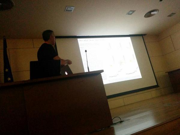 Iberfault's tweet photo. C. Ranero nos habla sobre terremotos en zonas de subducción en #IBERFAULT http://t.co/L63cGWj3vJ