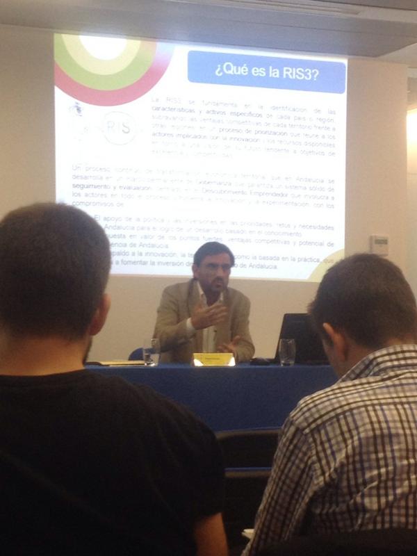 rgonzalez_g's tweet photo. Escuchando a nuestro compañero Manuel Arroyo sobre descubrimiento emprendedor en #RIS3 @IDEAJunta @EmprendIDEA http://t.co/HvOvFWf2wL