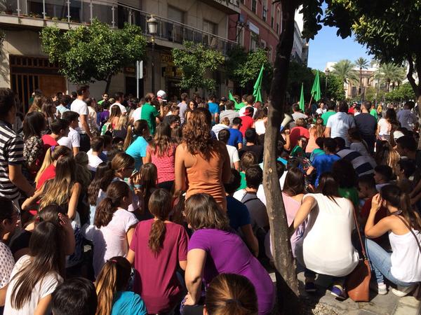 lavozdelsures's tweet photo. Sentada estudiantil frente a la sede de @PopularesJerez #Jerez / @EstudianteJerez http://t.co/11Reio5FxC