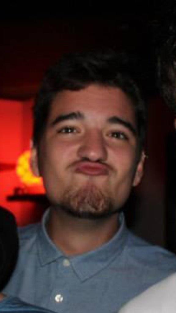 Ferreras96's tweet photo. Cuando quieres ligar con la que esta en el otro extremo de la discoteca http://t.co/38GMFeMTj3