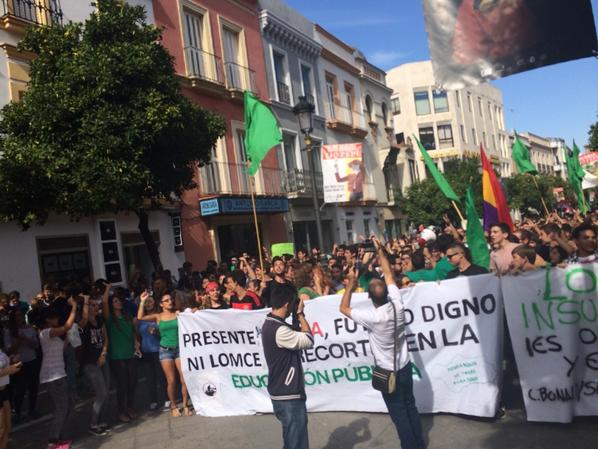 lavozdelsures's tweet photo. La marcha enfila Larga dirección al Arenal: "Ya está aquí el movimiento estudiantil" #Jerez / @EstudianteJerez http://t.co/aQzdoZH8Ln