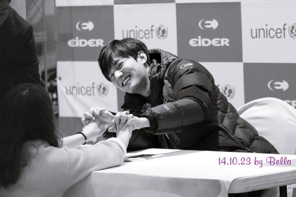 Envyylah hahaha RT <a href="/sanghe74/">올웨이즈</a>: "<a href="/Bella_ji/">Bella</a>: 도대체 무슨 얘기에 미노가 저리 쓰러졌을까나~~~~~편집하다 왕 궁금 터짐~~~~~♥♥♥ "♡"