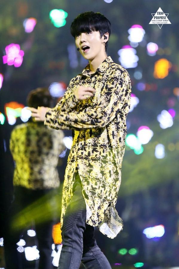Lu0118's tweet photo. #LUHAN (©TrioPromise_WLW) http://t.co/UNBX2ubmG5