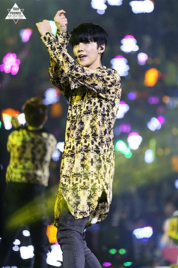 Lu0118's tweet photo. #LUHAN (©TrioPromise_WLW) http://t.co/UNBX2ubmG5