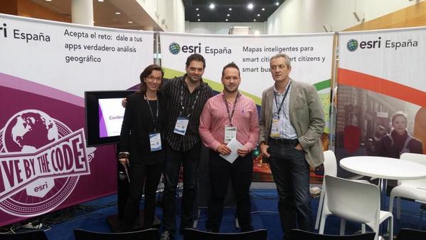 joahuerta's tweet photo. UBIK y UJI hemos tenido una fenomenal experiencia en CEsri14. Y creo que lo que hemos presentado tb ha gustado. http://t.co/8PygRR8PBt
