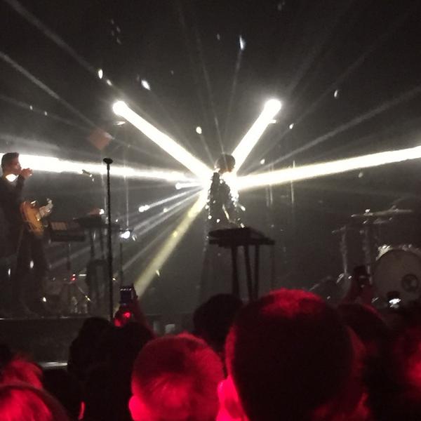 gineycat's tweet photo. I am pretty sure she woke up like this @Phantogram #morephantogram #chicago http://t.co/CKuY6DwWN2