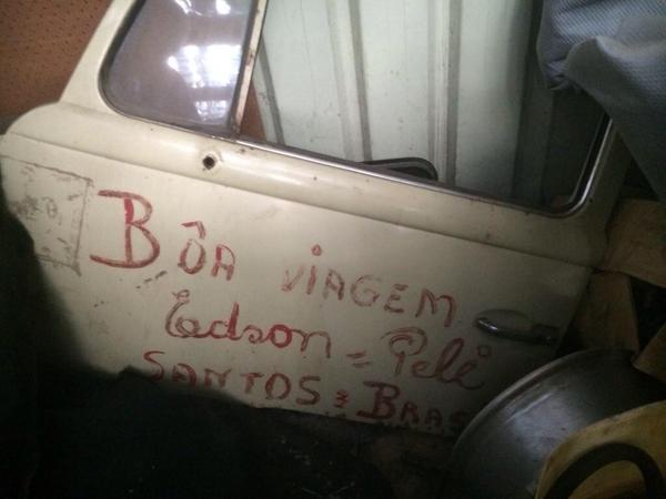 tommythewolf's tweet photo. @TheRealBozza My cousin in Taree asked me to message you this,signed door from the great Pele when he was at Santos http://t.co/gwQSFdrBej