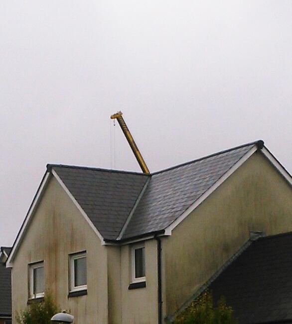HuwCalloway's tweet photo. World's biggest giraffe outside my house #swansea http://t.co/fTa63AxH6d