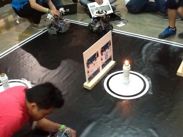 GEMRobotics's tweet photo. Muchos robots en competencia en el @RoboRAVEIntl Latinoamérica http://t.co/t4U3gFAEFD