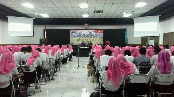 studentdayfkumm's tweet photo. Share to care BEM FK UMM 2014 / 2015 dengan tema " Tik tok sepatu dokter " with dr.muhammad sutami and dr.aris http://t.co/g9wBKdjxkJ