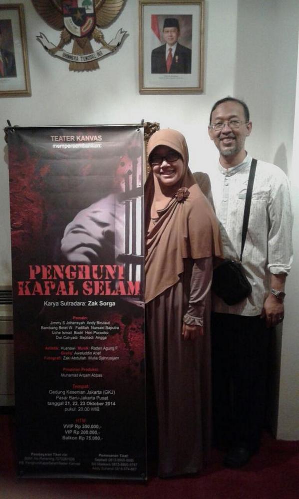 ustadzhilman's tweet photo. brsm @teh_imas2014  menunggu masuk pementasan teater kanvas di gd kesenian jkt .. "Penghuni Kapal Selam" http://t.co/REQOUC3NYx