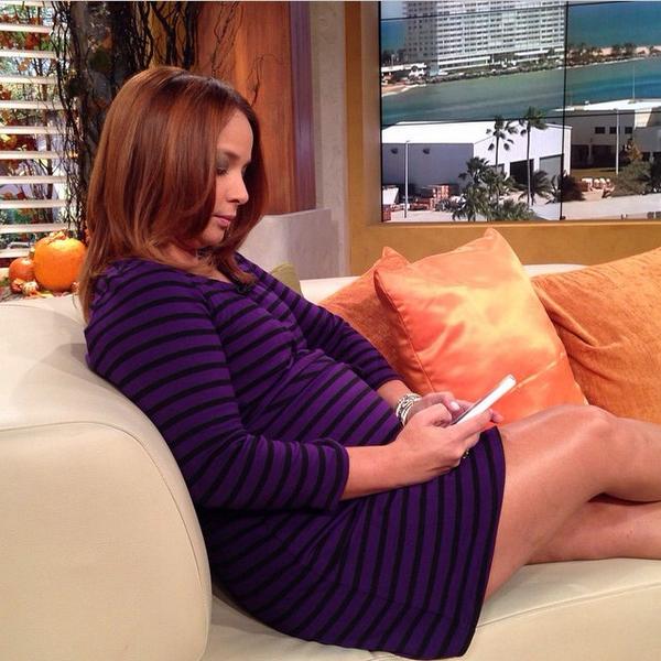 LatinIconos's tweet photo. .@adamarilopez siempre está conectada con ustedes y leyendo todos sus mensajitos de bendiciones para #ElBebeDeAda http://t.co/0JFbDb1QGx
