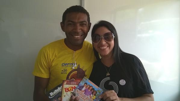 radio_sonora's tweet photo. Nosso ganhador do concurso cultural de forró, com seus prêmios em mãos, acompanhado da nossa locutora Lorenna Caolly! http://t.co/MqtSirWw12