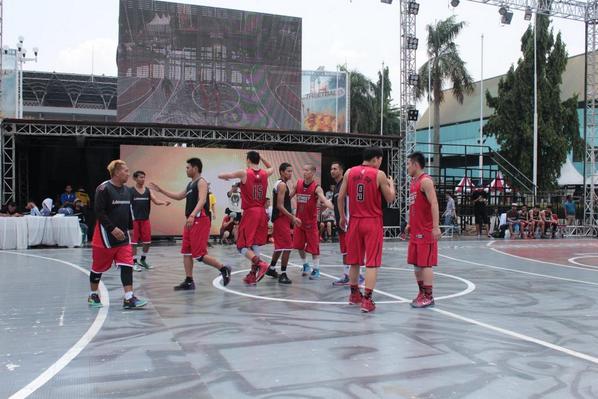 Karena jersey sama warna maka CS <a href="/LA_Streetball/">LA Streetball</a> Malang menggunakan jersey item. #LASB2014_GF